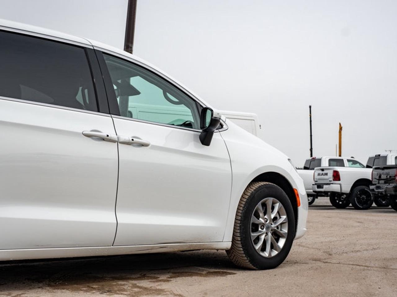 2023 Chrysler Pacifica Touring L Photo