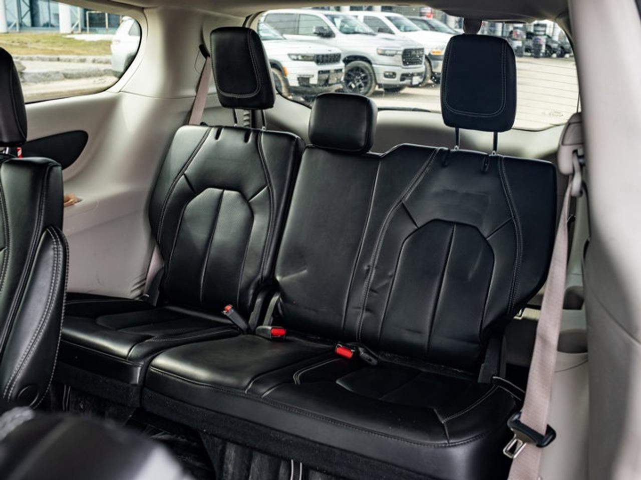 2023 Chrysler Pacifica Touring L Photo