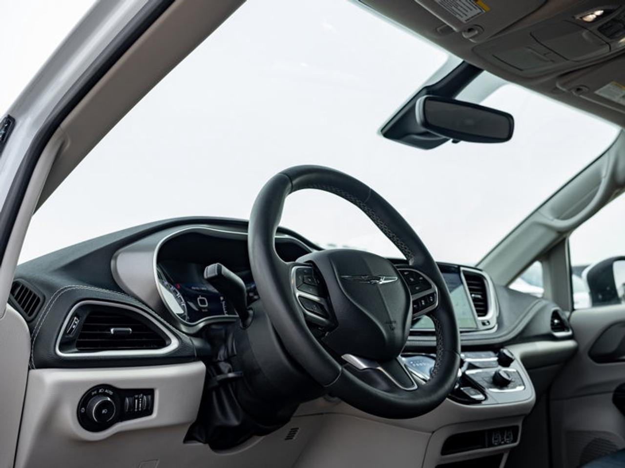 2023 Chrysler Pacifica Touring L Photo