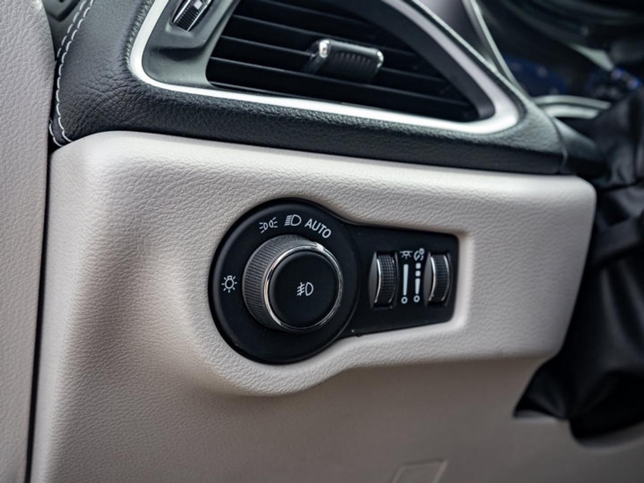 2023 Chrysler Pacifica Touring L Photo