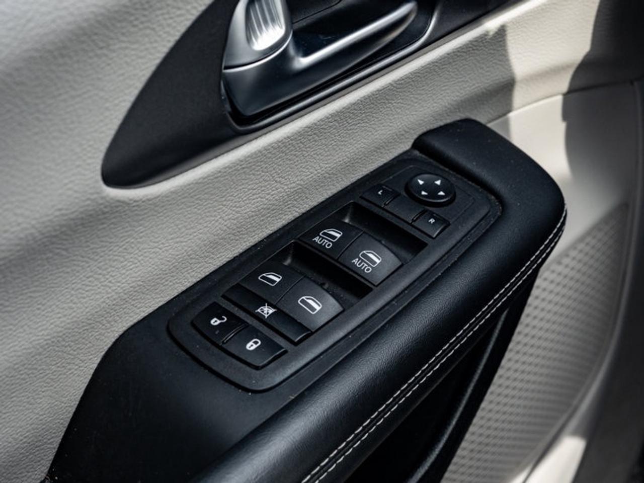 2023 Chrysler Pacifica Touring L Photo