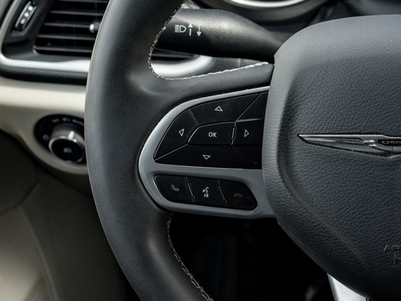 2023 Chrysler Pacifica Touring L Photo