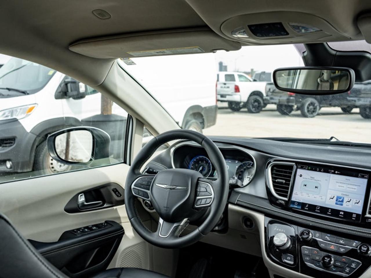 2023 Chrysler Pacifica Touring L Photo