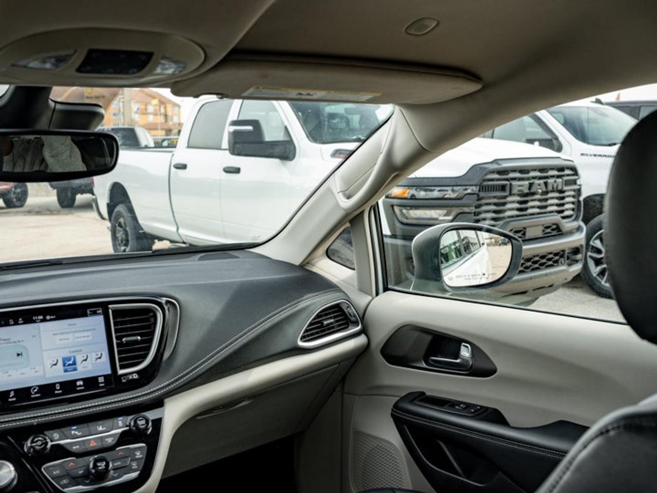 2023 Chrysler Pacifica Touring L Photo