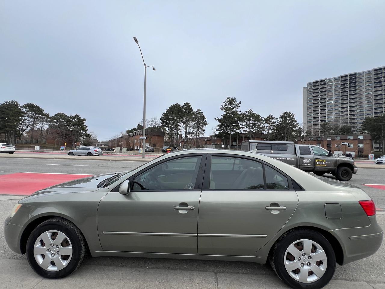 2009 Hyundai Sonata EXTRA CLEAN- AUTOMATIC-HEATED SEATS & MORE ! Photo3