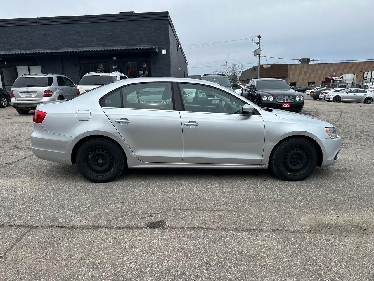 2011 Volkswagen Jetta 4dr 2.5L Auto Comfortline Photo3