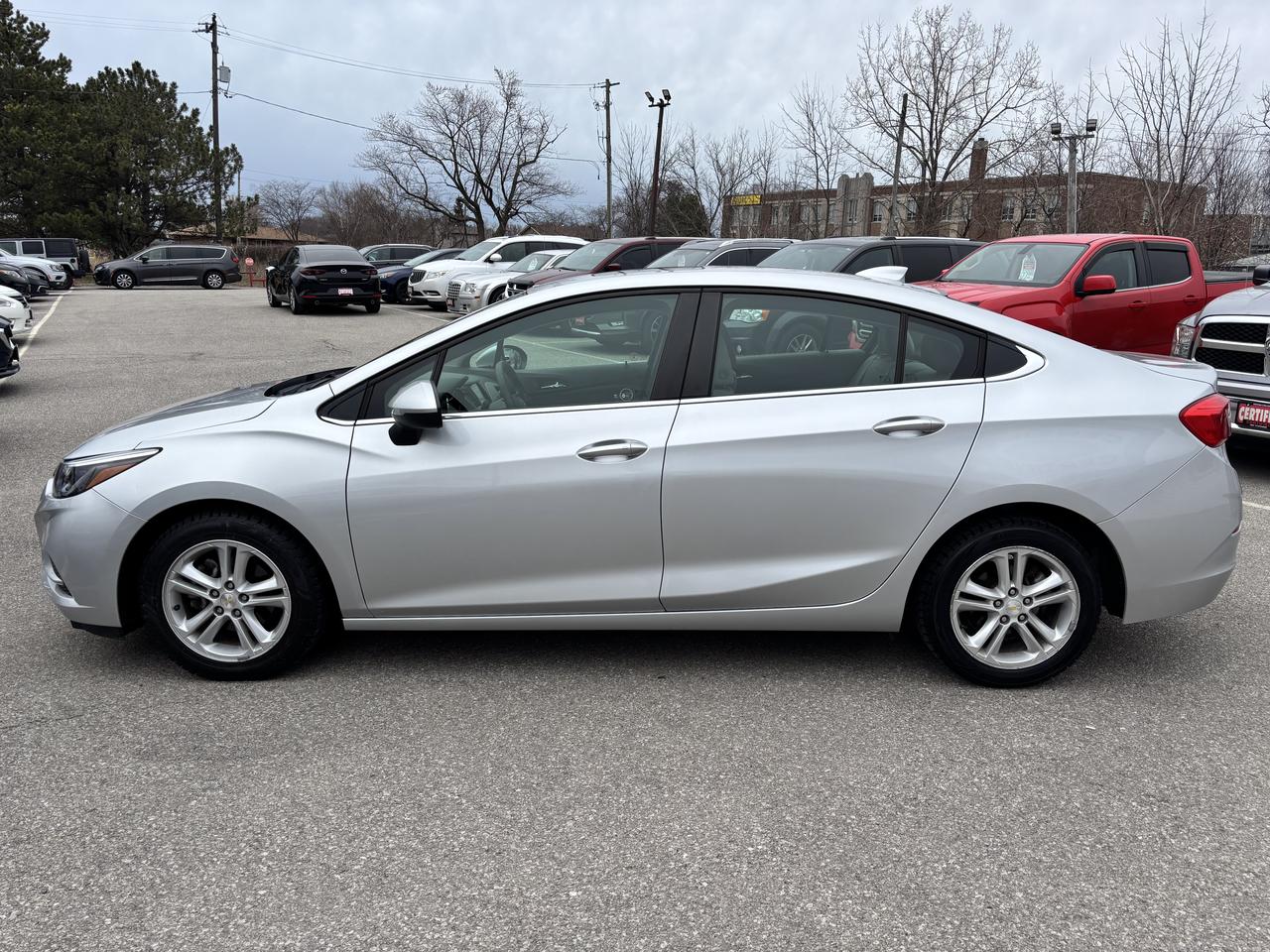 2016 Chevrolet Cruze LT ** CARPLAY, HTD SEATS, SNRF ** Photo3