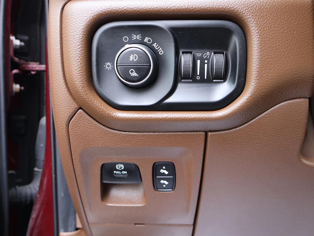 2020 RAM 1500 LARAMIE CREW DESIEL CERTIFIED 4WD *1 OWNER* CAMERA NAV BLUETOOTH LEATHER HEATED SEATS PANO ROOF CRUISE ALLOY S Photo