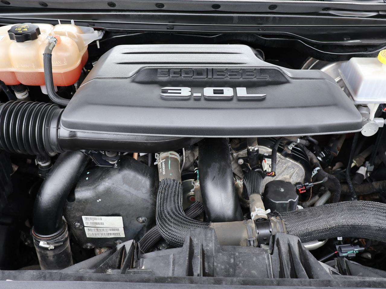 2020 RAM 1500 LARAMIE CREW DESIEL CERTIFIED 4WD *1 OWNER* CAMERA NAV BLUETOOTH LEATHER HEATED SEATS PANO ROOF CRUISE ALLOY S Photo