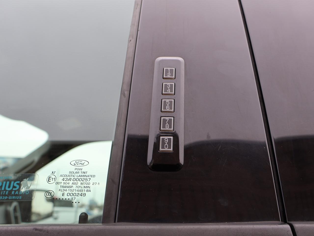 2017 Ford F-150 V8 XLT 4WD CERTIFIED *ACCIDENT FREE* CAMERA BLUETOOTH CRUISE ALLOYS Photo