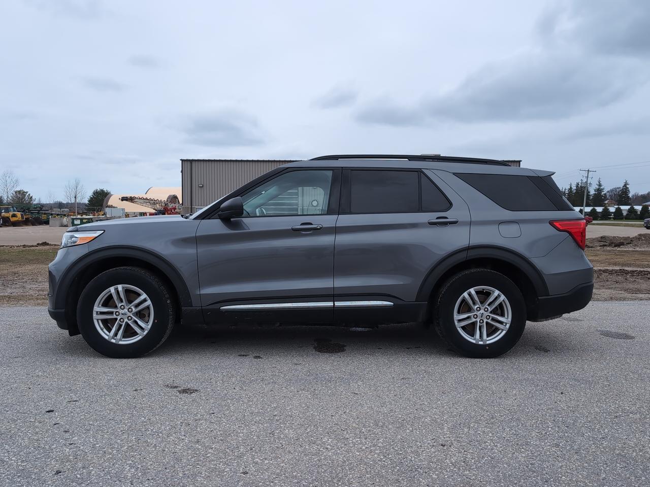 2021 Ford Explorer XLT 4WD Photo2