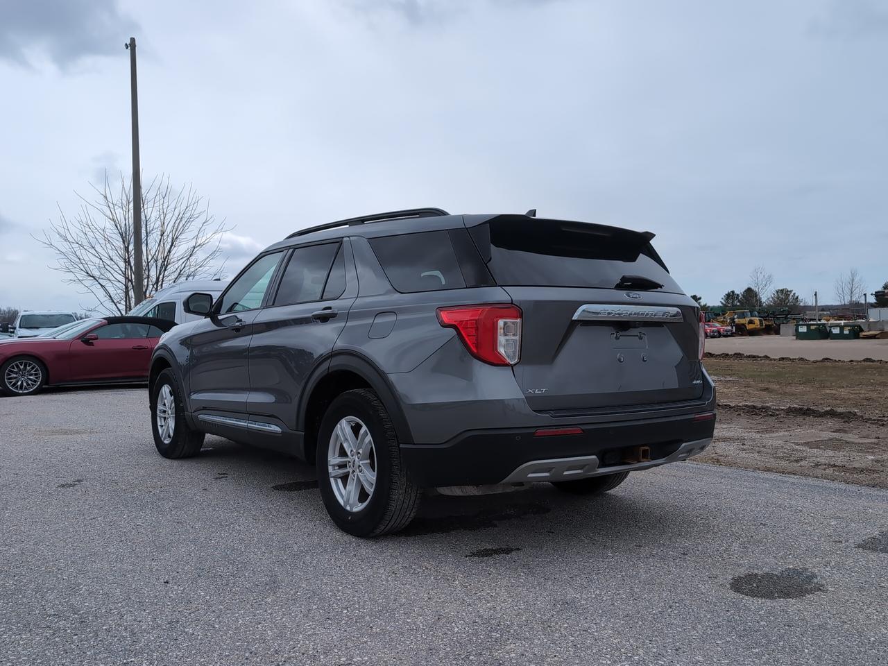 2021 Ford Explorer XLT 4WD Photo3