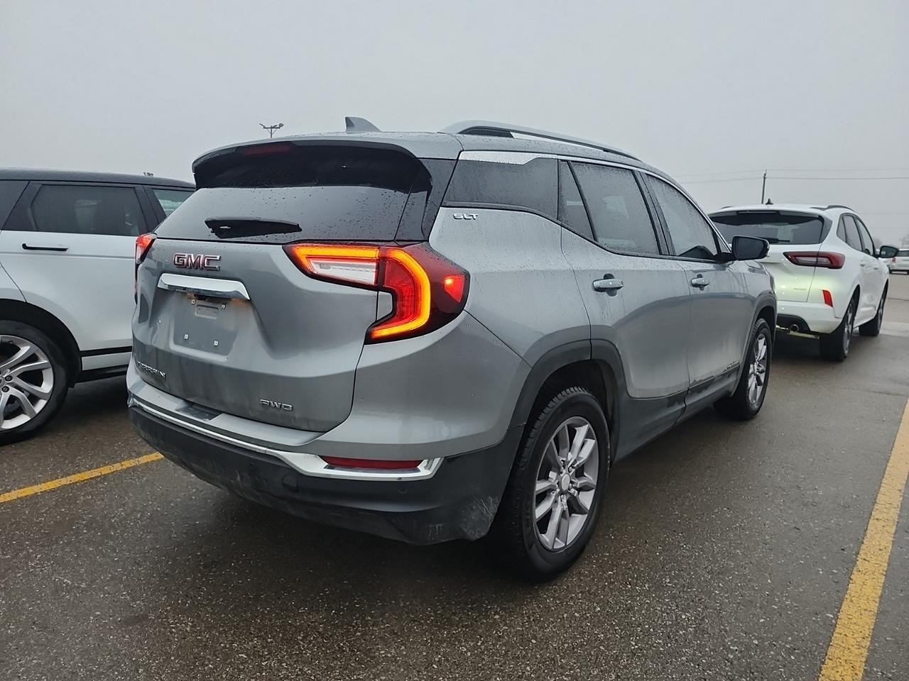 2024 GMC Terrain SLT Photo2