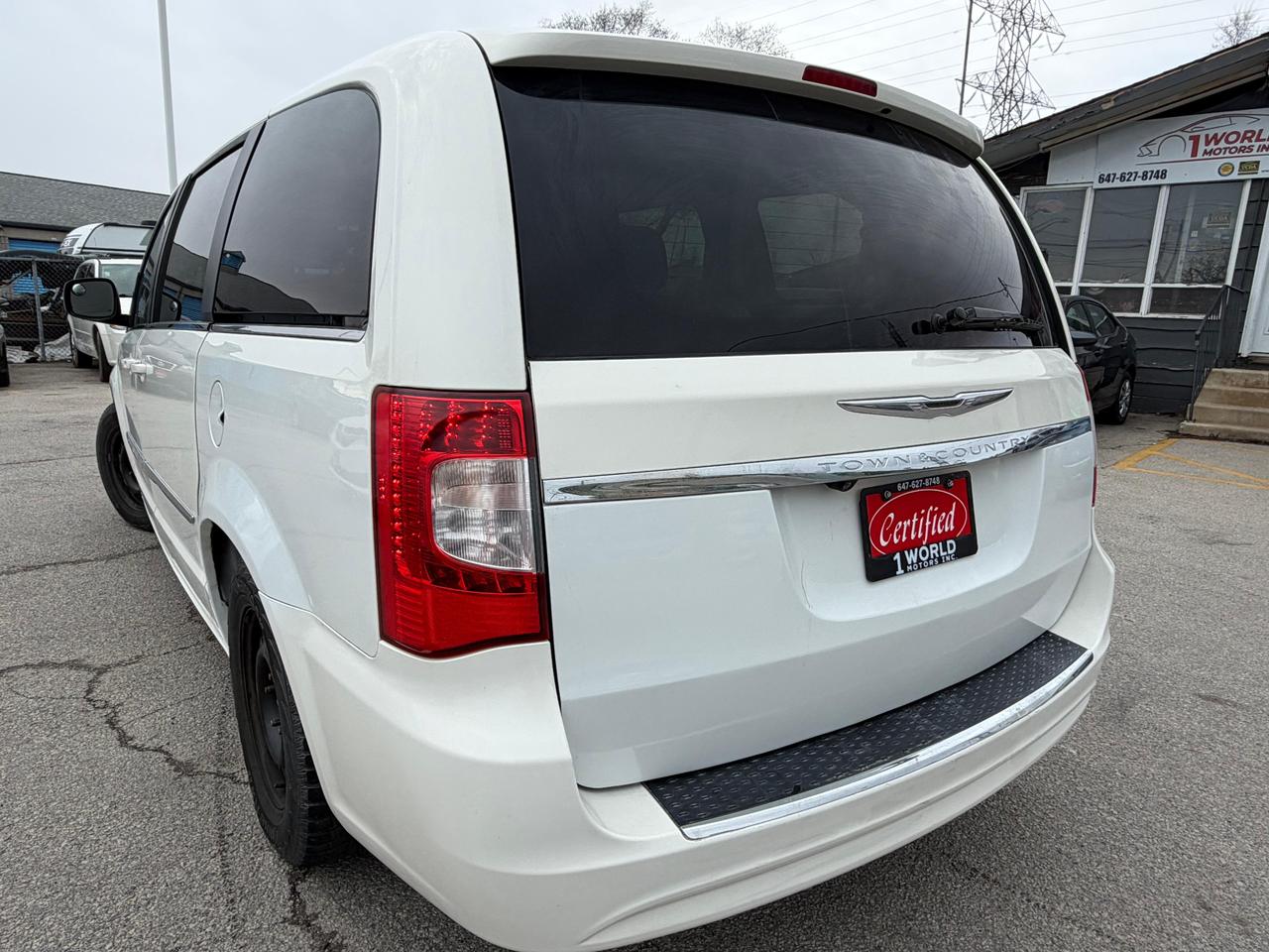 2011 Chrysler Town & Country TOURING Photo