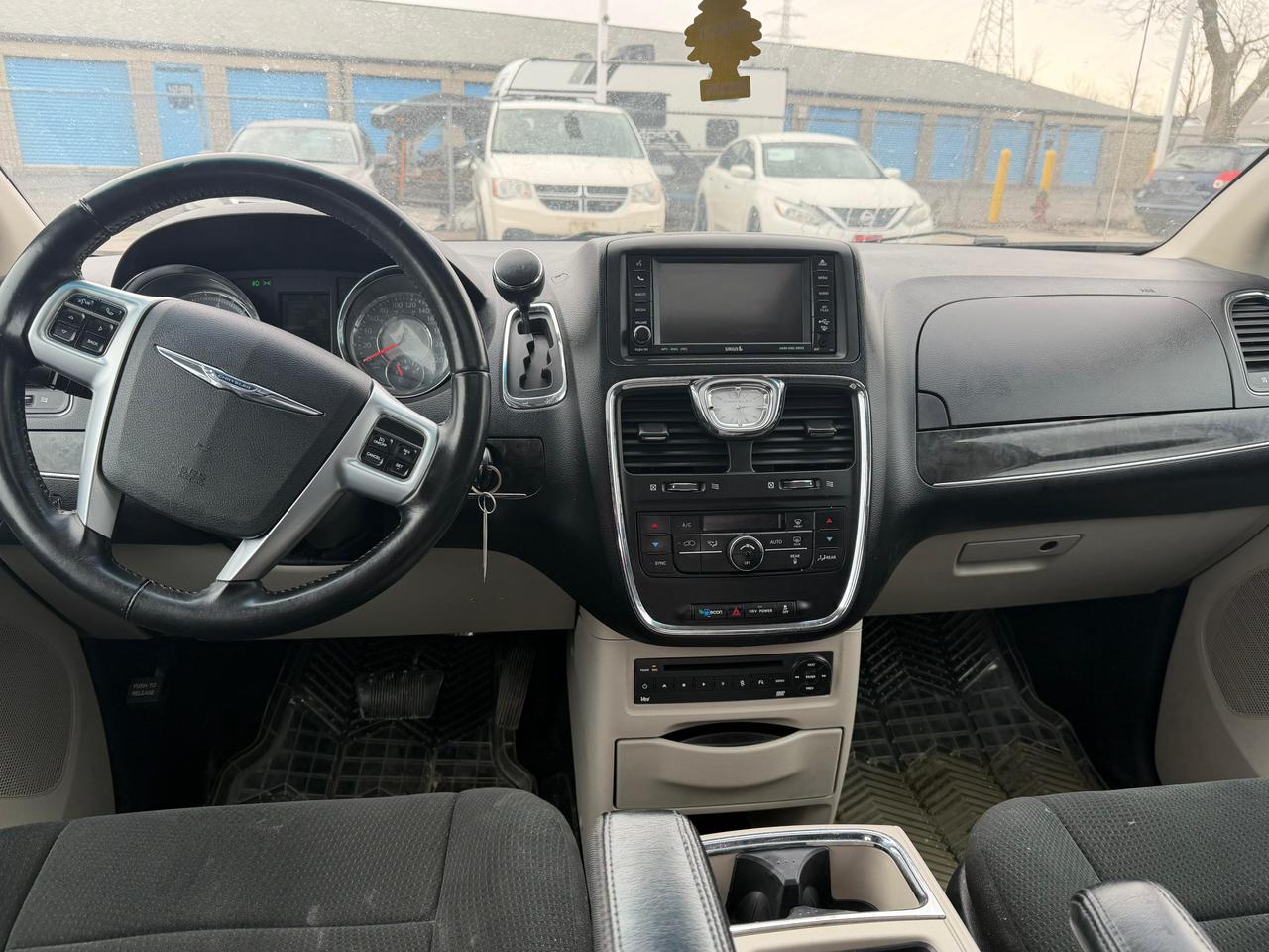 2011 Chrysler Town & Country TOURING Photo