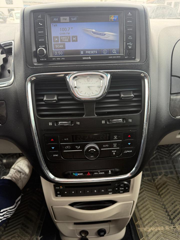 2011 Chrysler Town & Country TOURING Photo