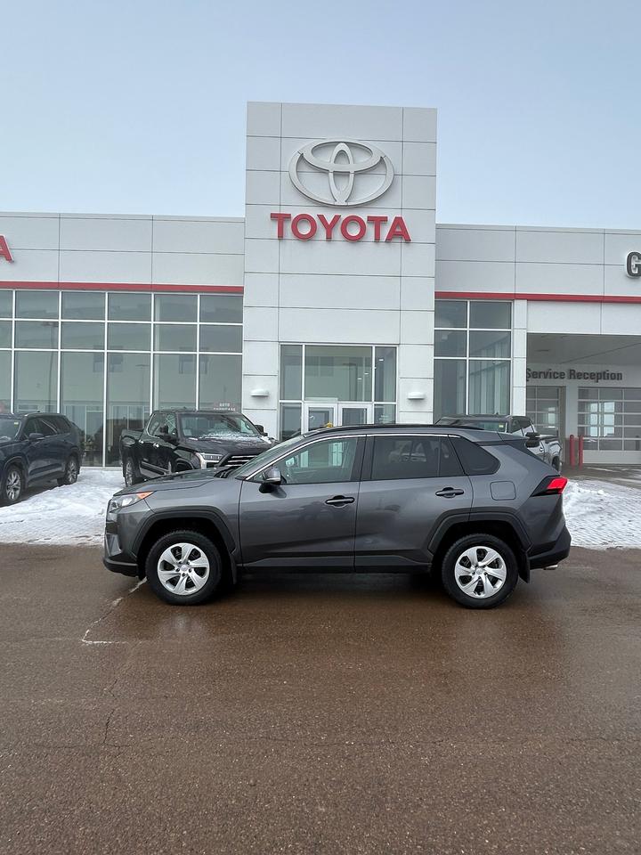 2021 Toyota RAV4 LE Photo2