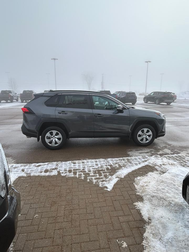 2021 Toyota RAV4 LE Photo