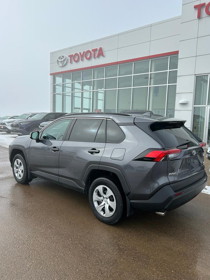 2021 Toyota RAV4 LE Photo3