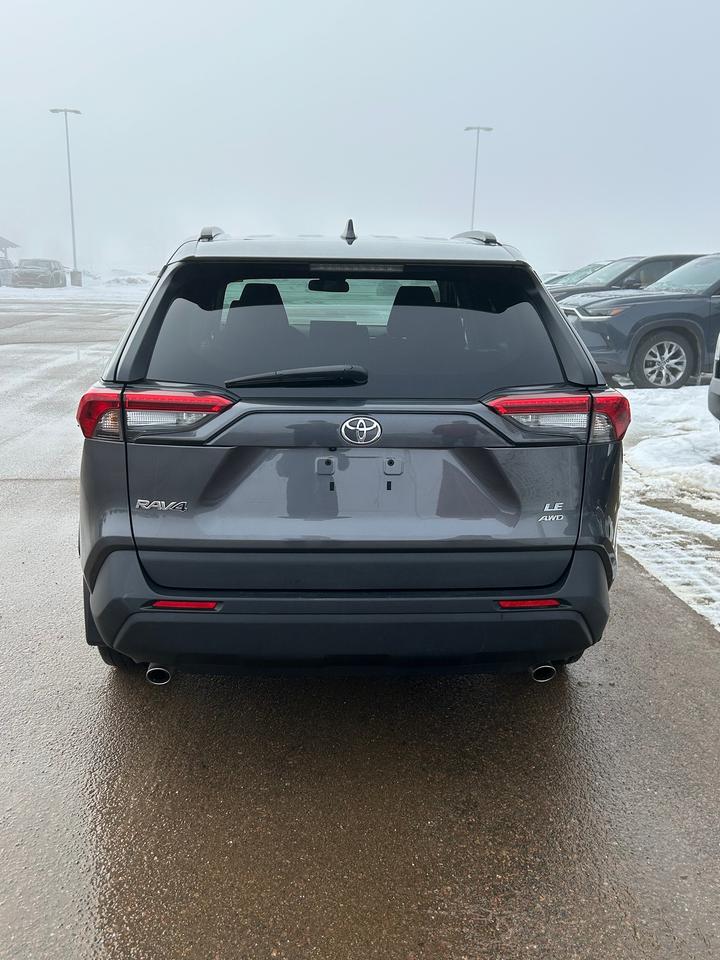 2021 Toyota RAV4 LE Photo4