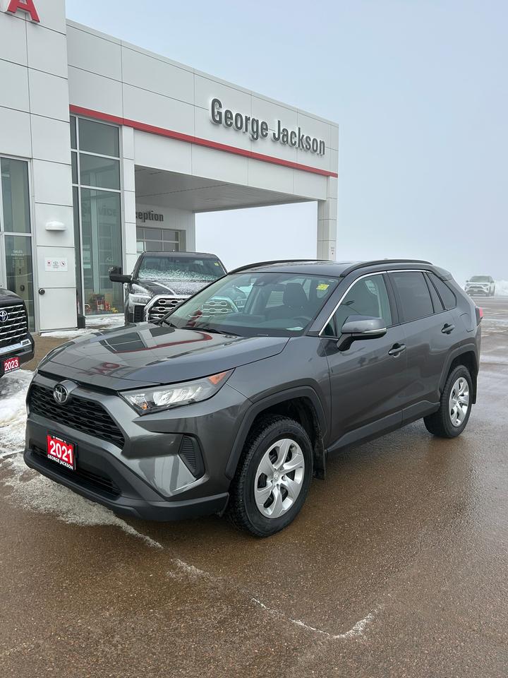 2021 Toyota RAV4 LE Photo1
