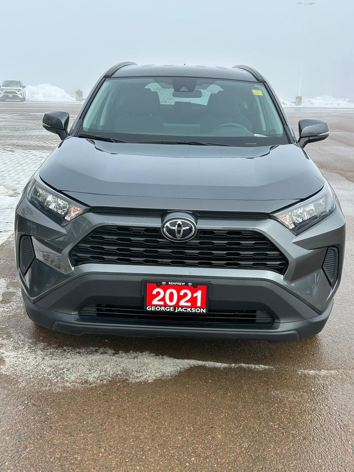 2021 Toyota RAV4 LE Photo0