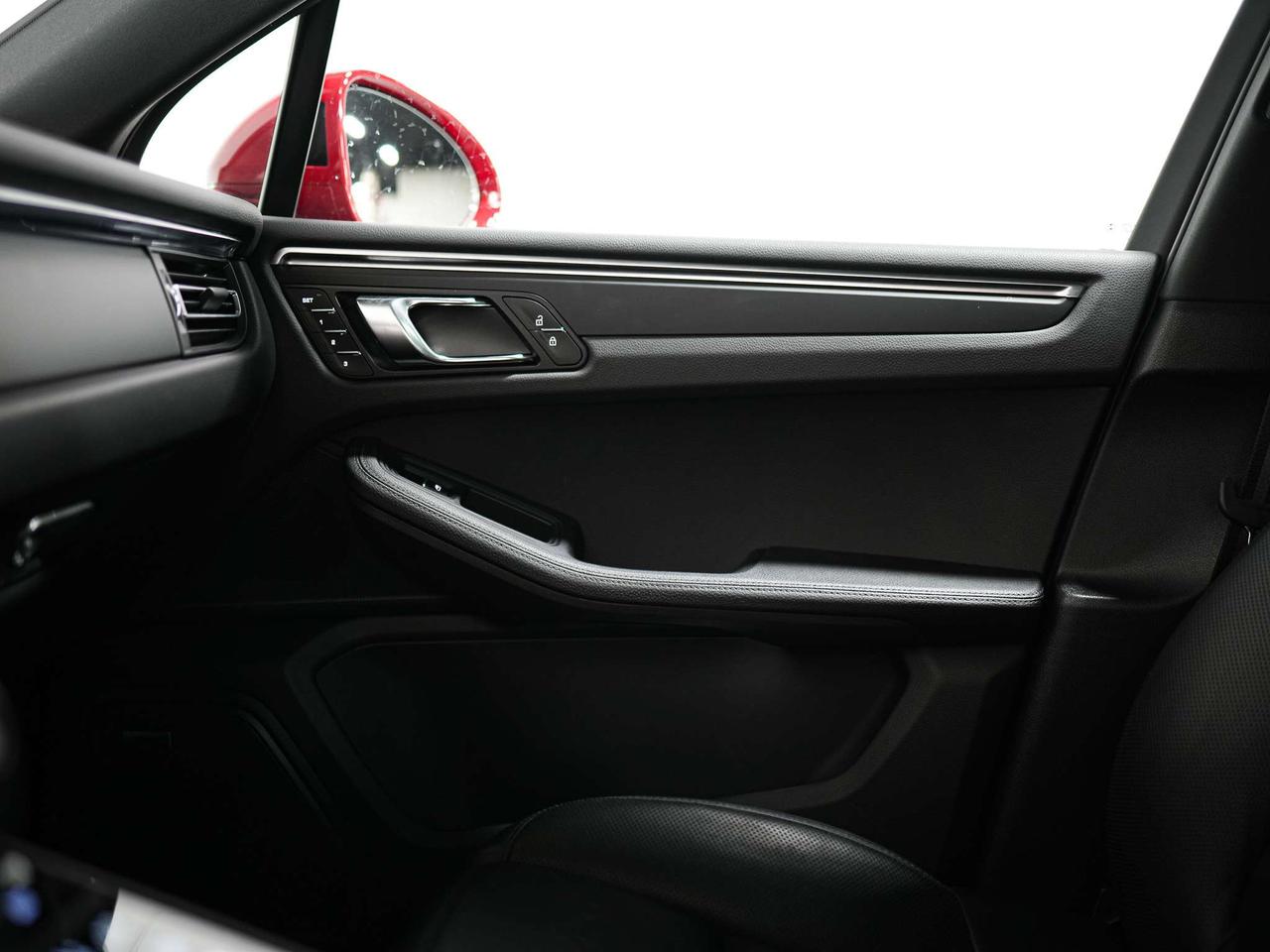 2024 Porsche Macan PREMIUM PLUS PKG | BOSE | PANO | 21 IN Photo