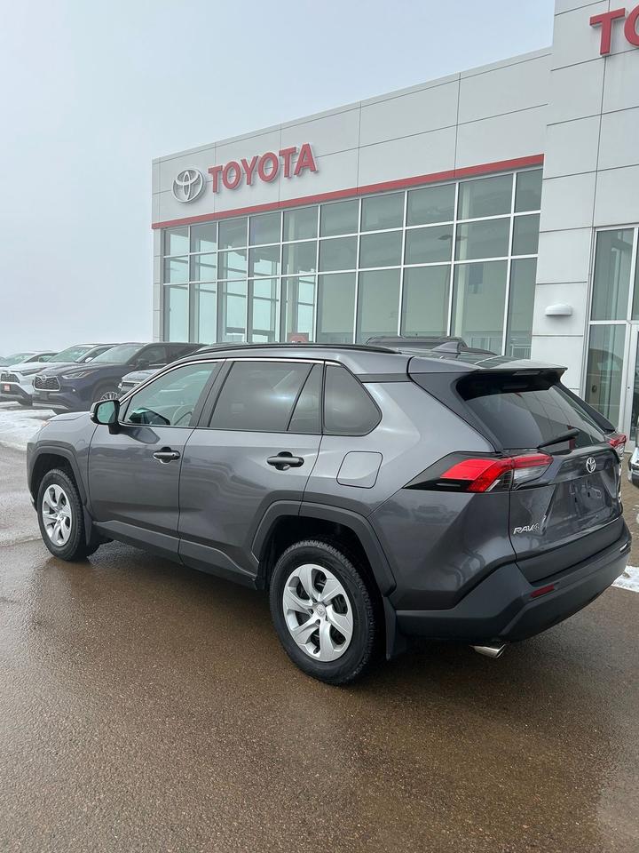 2021 Toyota RAV4 LE Photo3