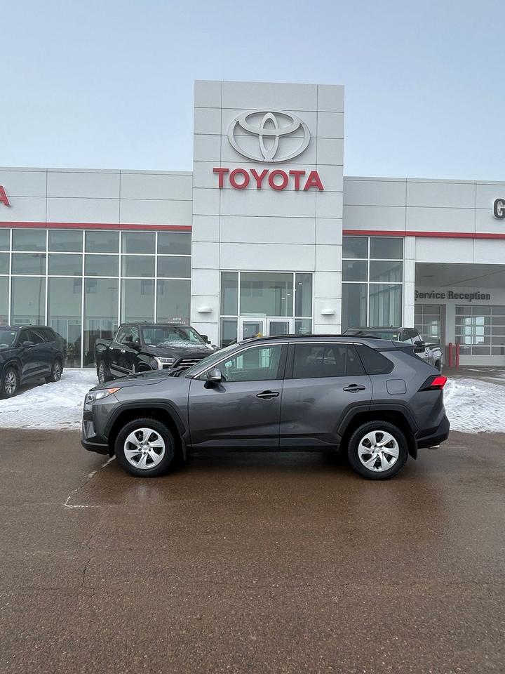 2021 Toyota RAV4 LE Photo2