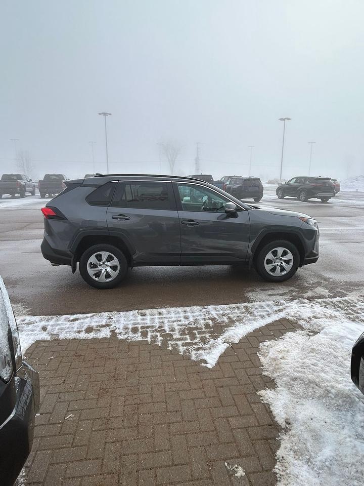 2021 Toyota RAV4 LE Photo