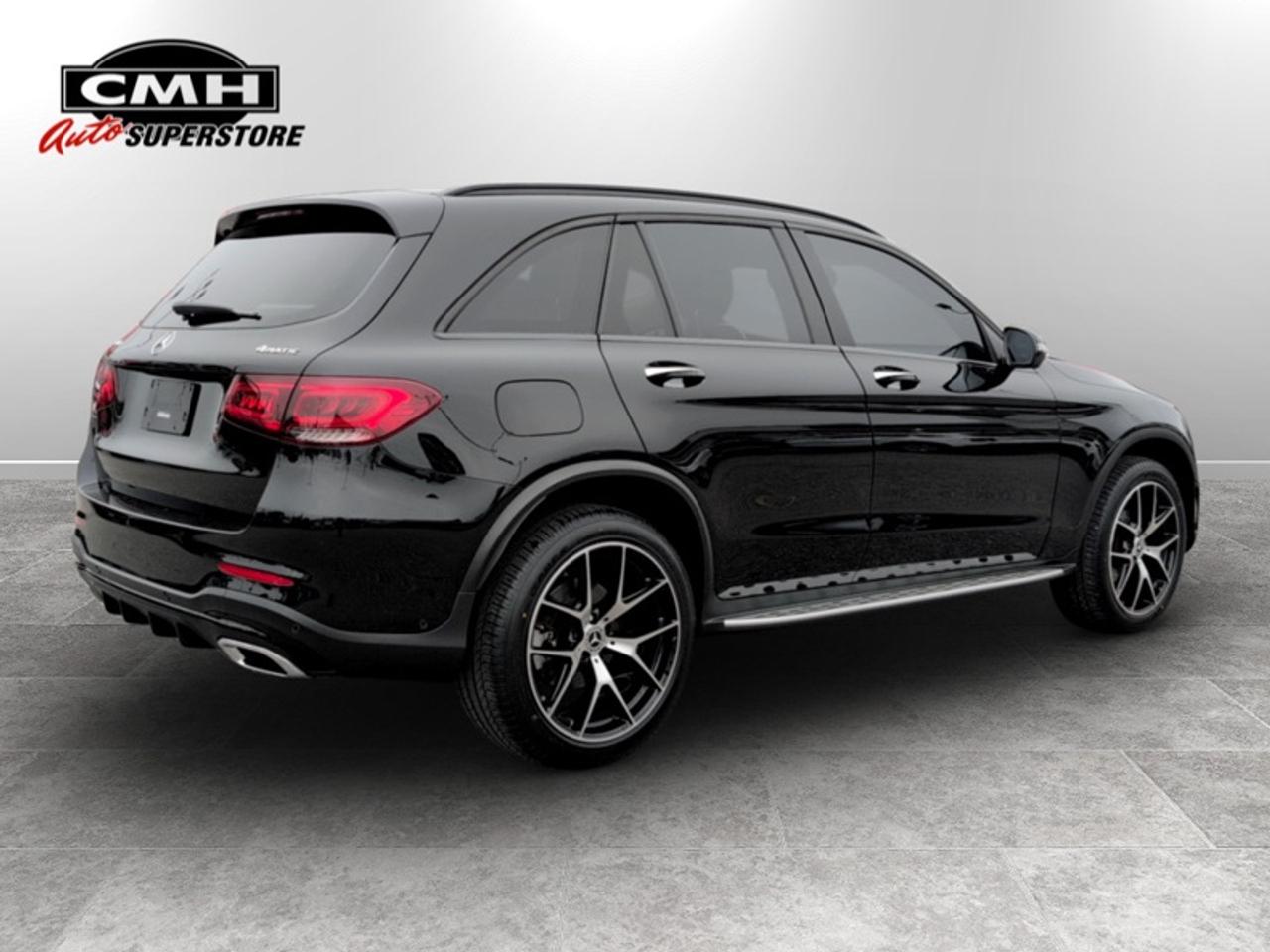 2022 Mercedes-Benz GLC 300 4MATIC®  **LOW MILEAGE** Photo3