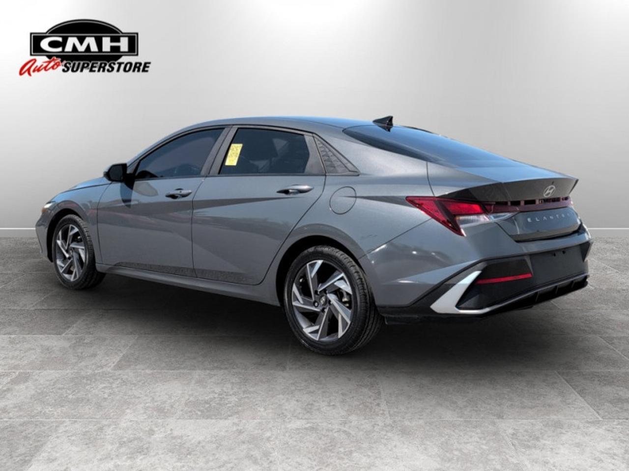 2024 Hyundai Elantra Preferred w/Tech Pkg  *CLEAN CARFAX* Photo2