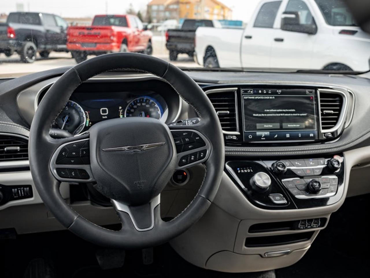 2023 Chrysler Pacifica Touring L Photo