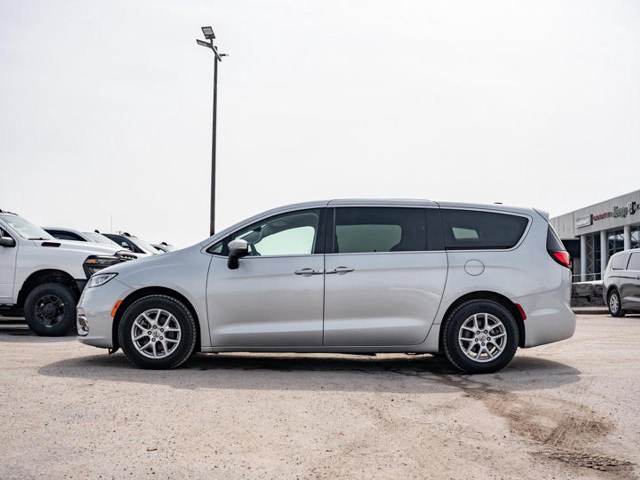 2023 Chrysler Pacifica Touring L Photo4