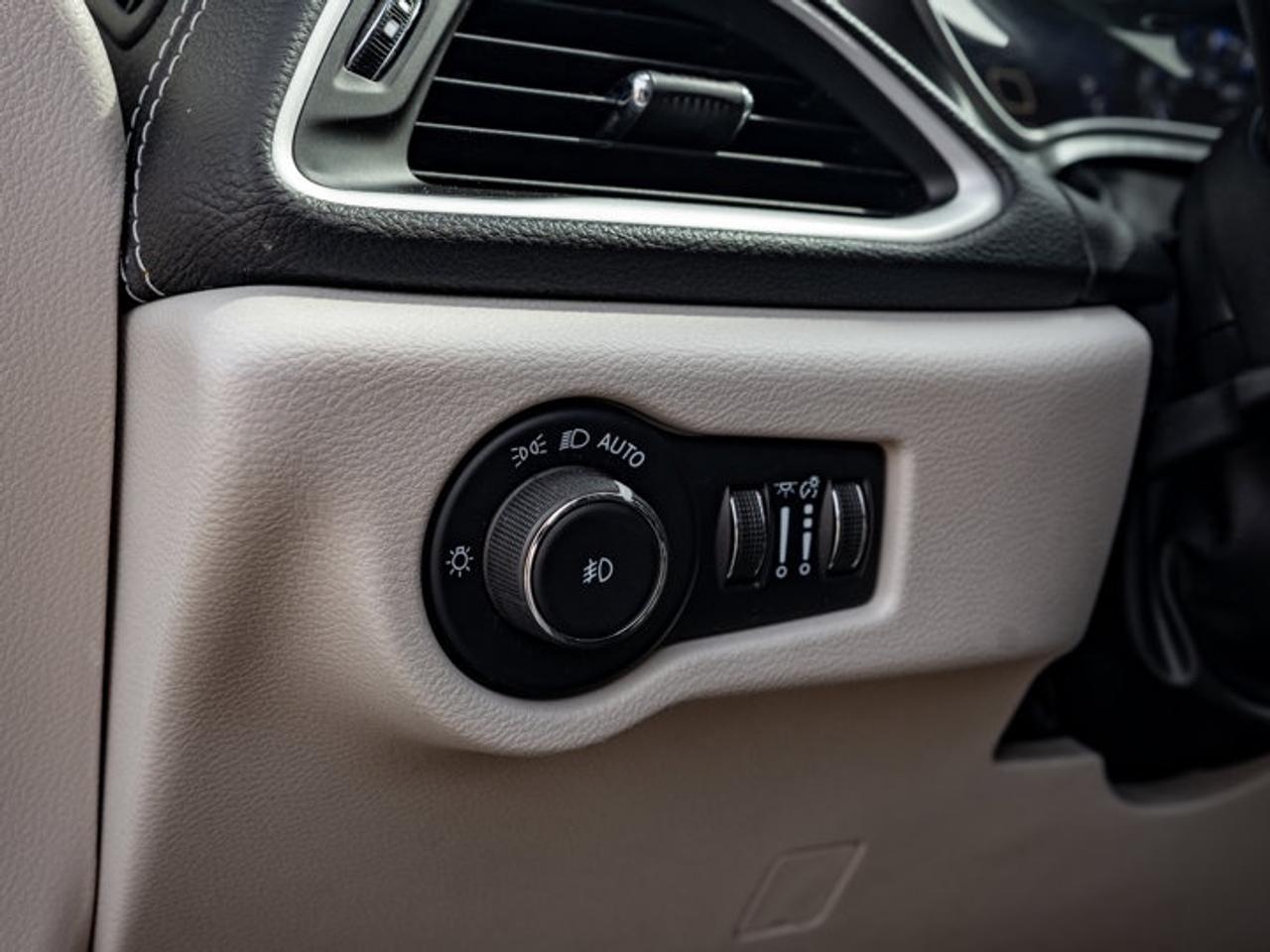 2023 Chrysler Pacifica Touring L Photo