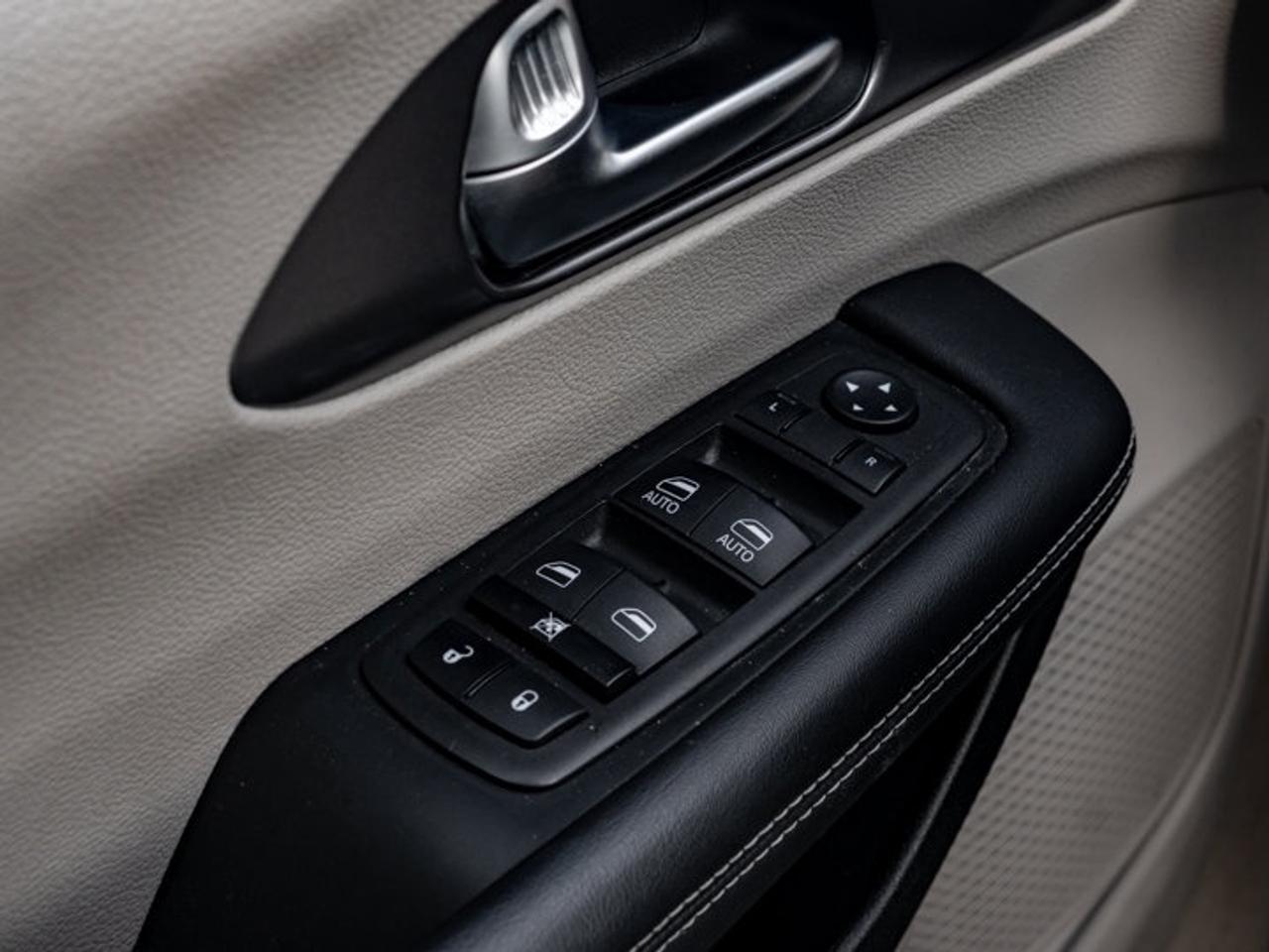 2023 Chrysler Pacifica Touring L Photo