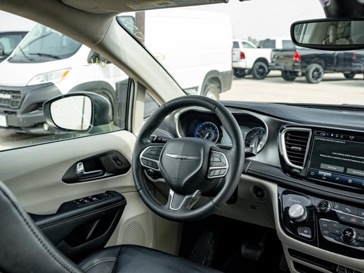 2023 Chrysler Pacifica Touring L Photo