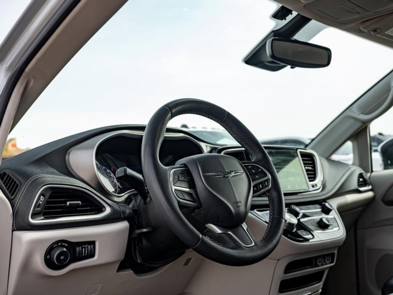 2023 Chrysler Pacifica Touring L Photo