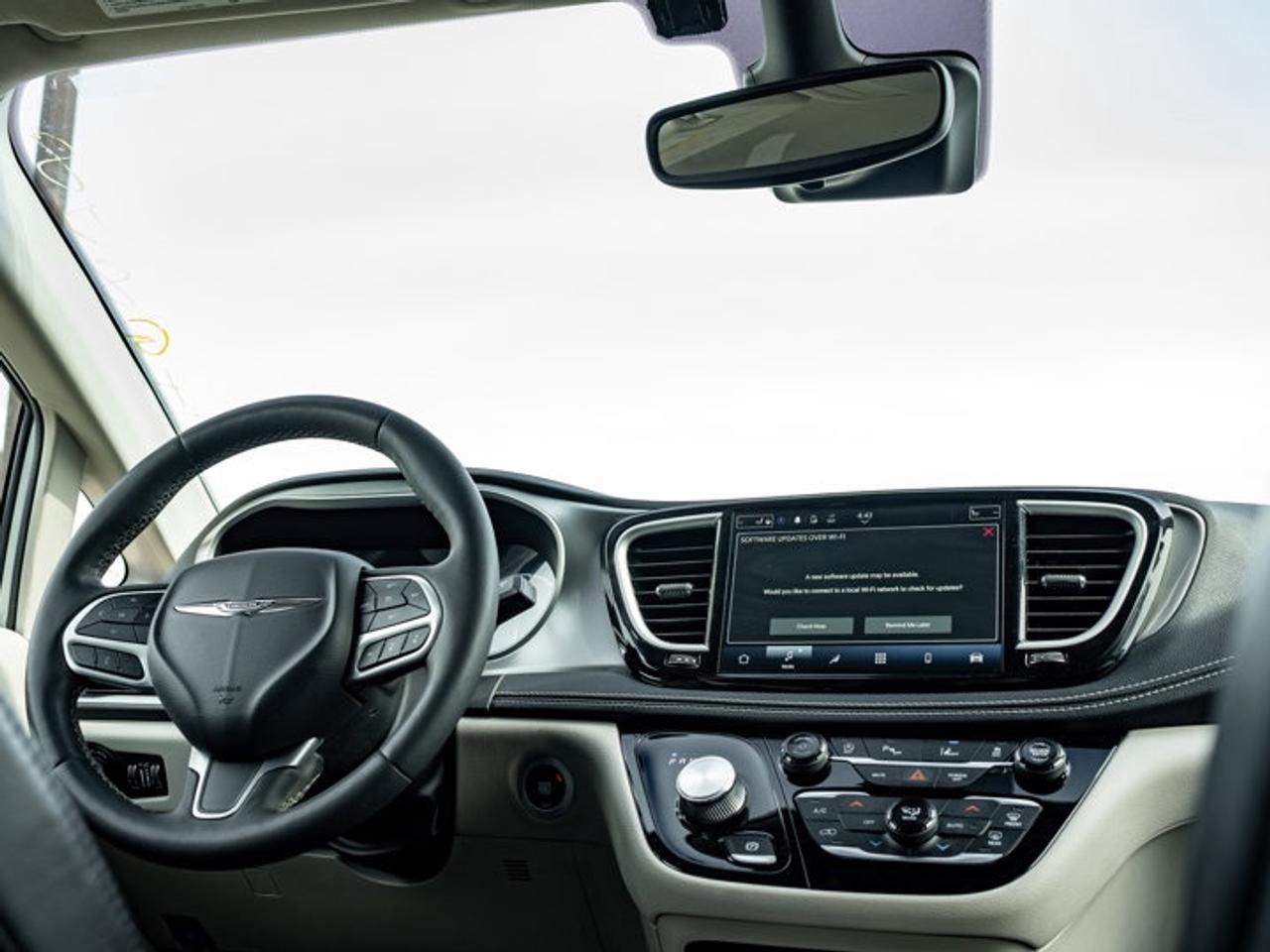 2023 Chrysler Pacifica Touring L Photo