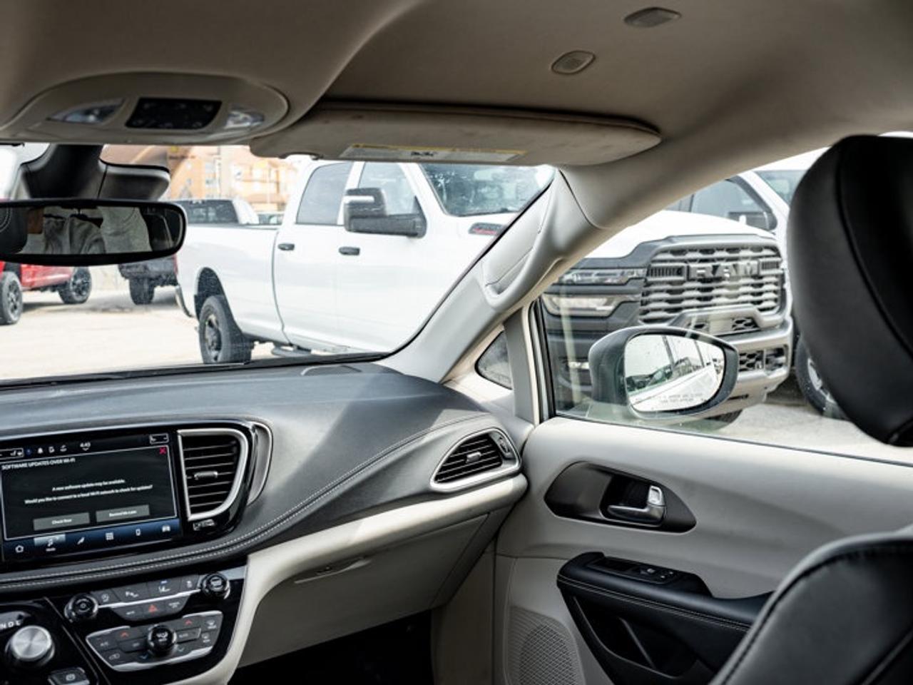 2023 Chrysler Pacifica Touring L Photo