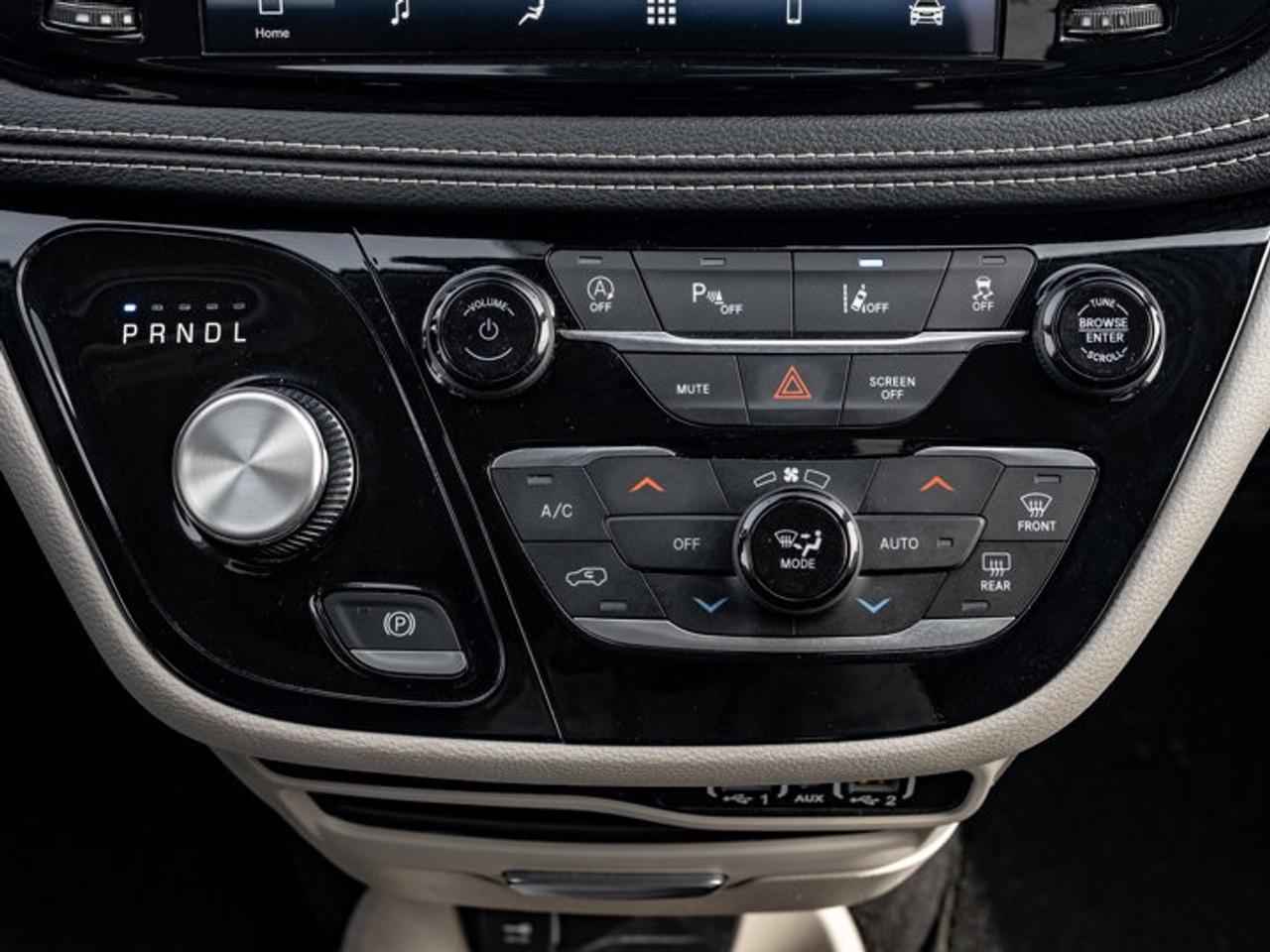 2023 Chrysler Pacifica Touring L Photo