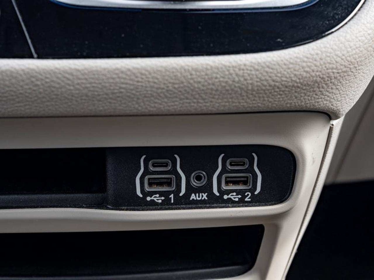 2023 Chrysler Pacifica Touring L Photo