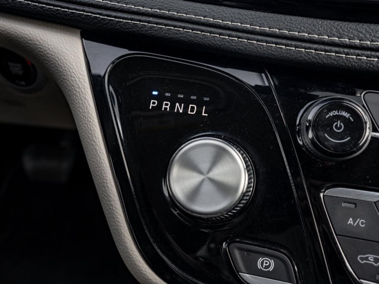 2023 Chrysler Pacifica Touring L Photo