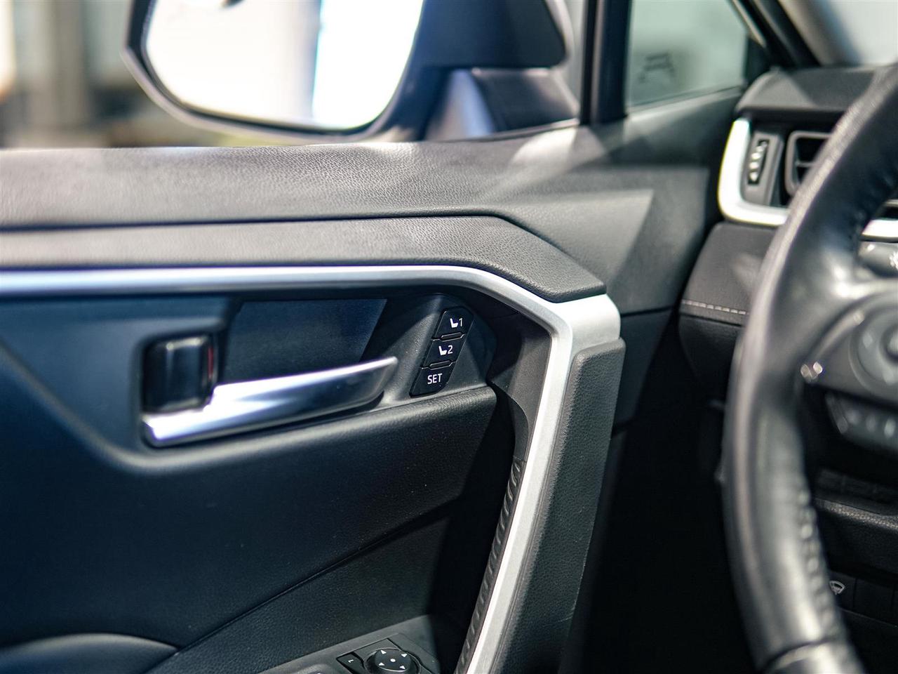 2022 Toyota RAV4 XLE AWD | PREMIUM | LEATHER | NO ACCIDENTS Photo