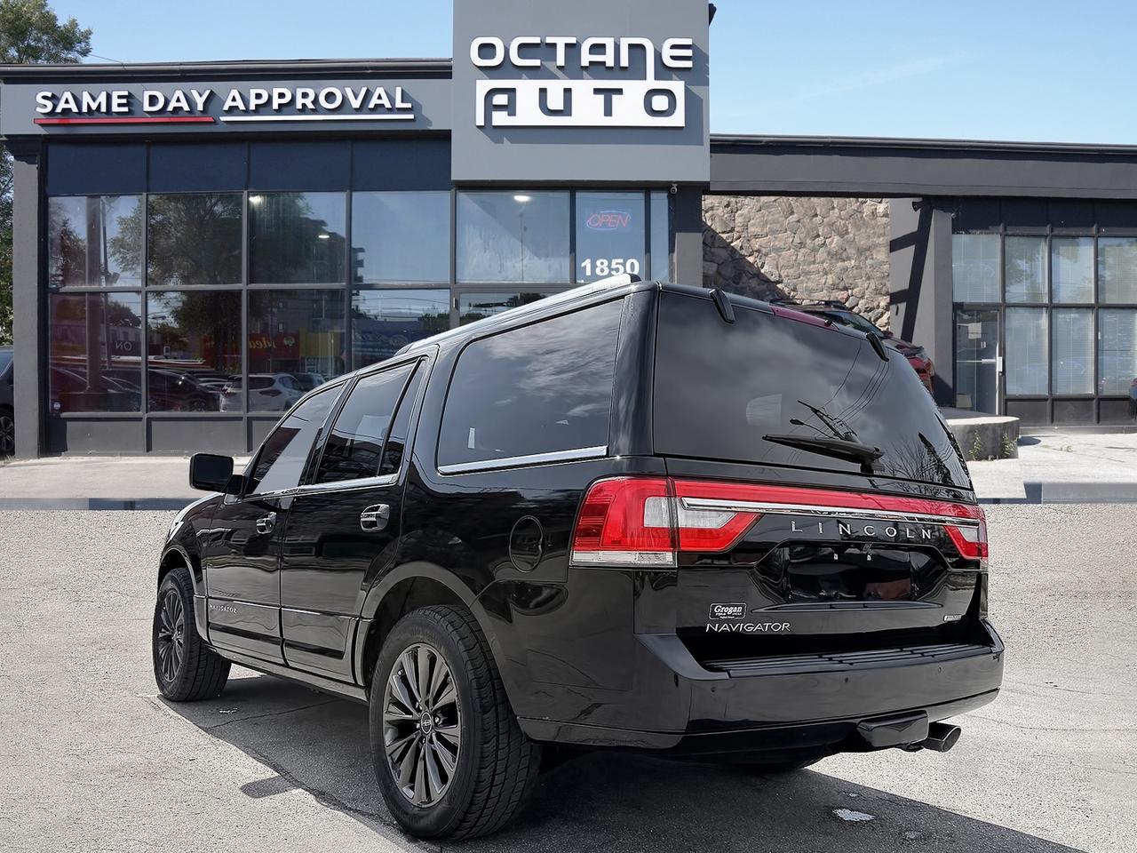 2016 Lincoln Navigator 4WD 4dr Select Photo3