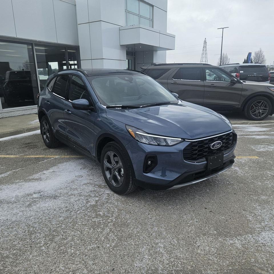 2025 Ford Escape AWD, 2L ECOBOOST, TECH PACK, PANO ROOF AND HITCH! Photo2