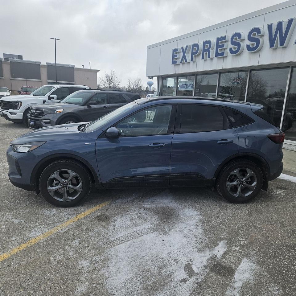 2025 Ford Escape AWD, 2L ECOBOOST, TECH PACK, PANO ROOF AND HITCH! Photo