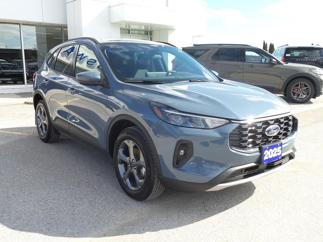 2025 Ford Escape AWD, 2L ECOBOOST, TECH PACK, PANO ROOF AND HITCH! Photo2