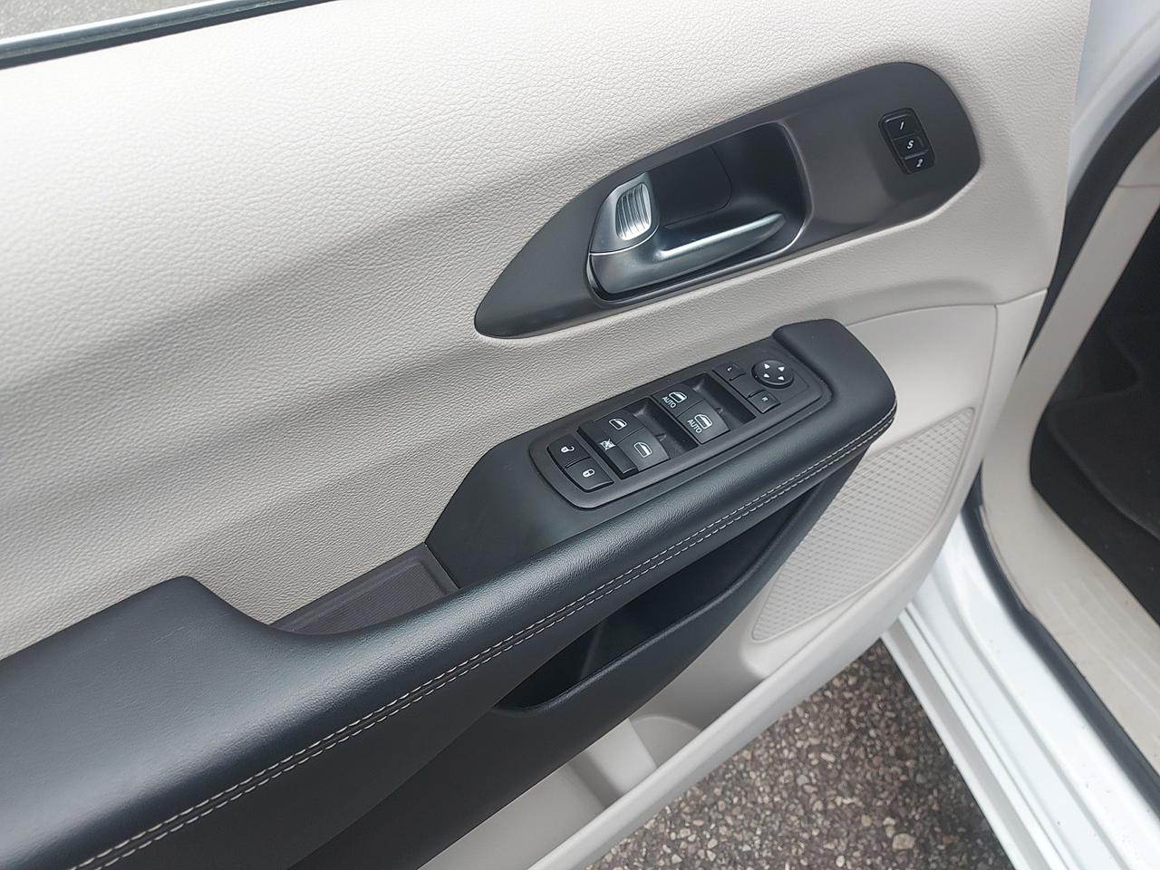 2023 Chrysler Pacifica Touring L Photo
