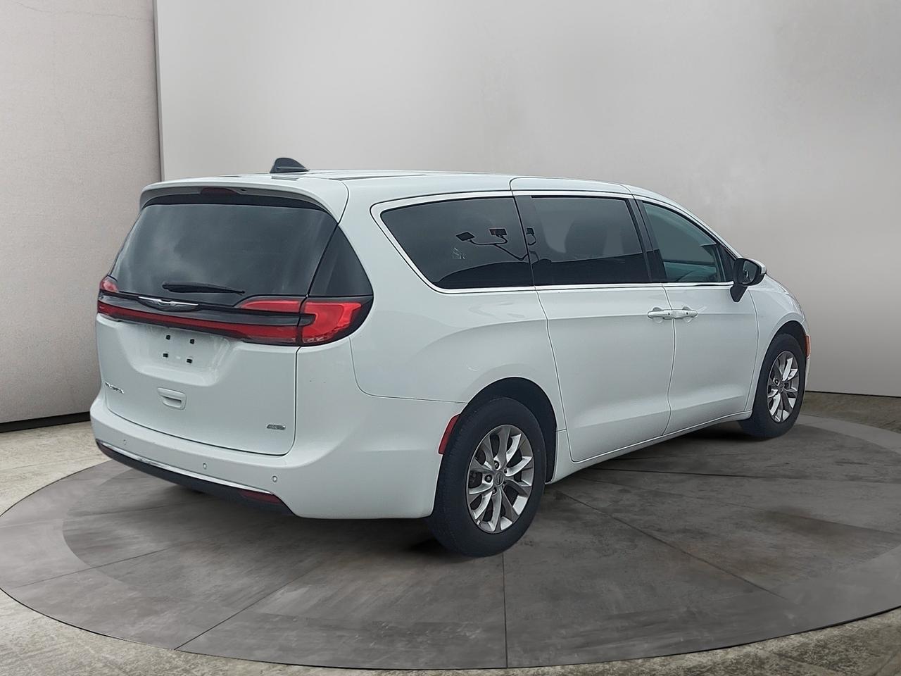 2023 Chrysler Pacifica Touring L Photo